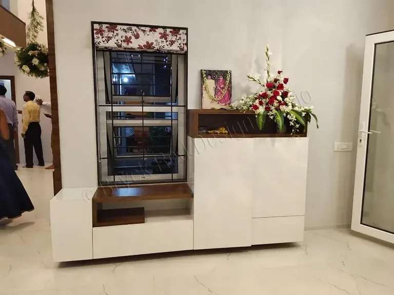Crockery and display unit built into the dining wall.